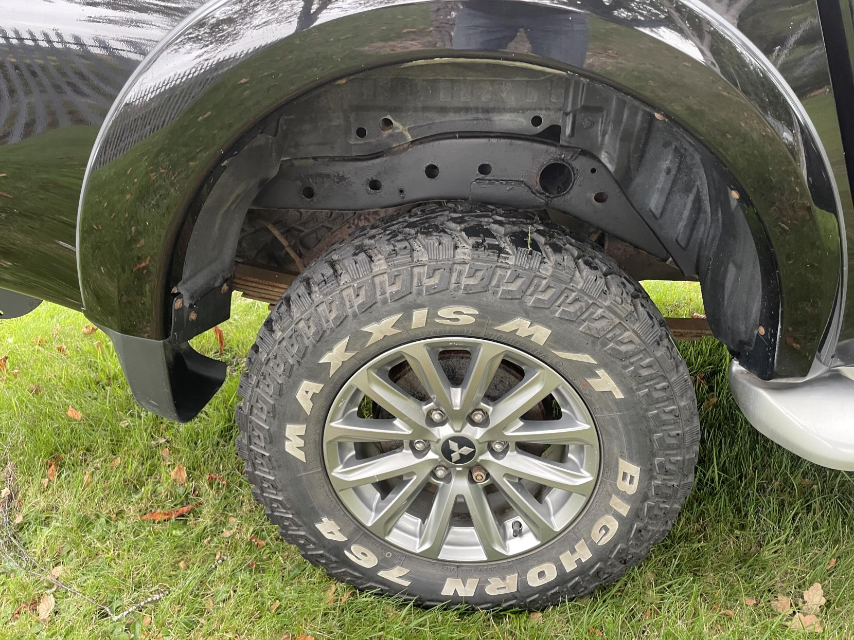 Mitsubishi L200 2.4 DI-D DC Barbarian Pickup Double Cab 4dr Diesel Manual 4WD Euro 6 (178 ps)