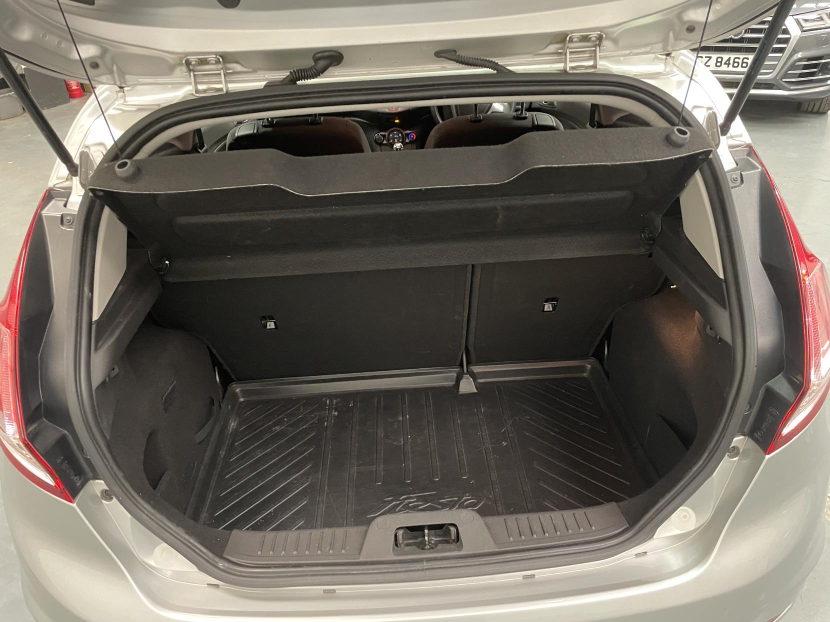 Vehicle Image 6