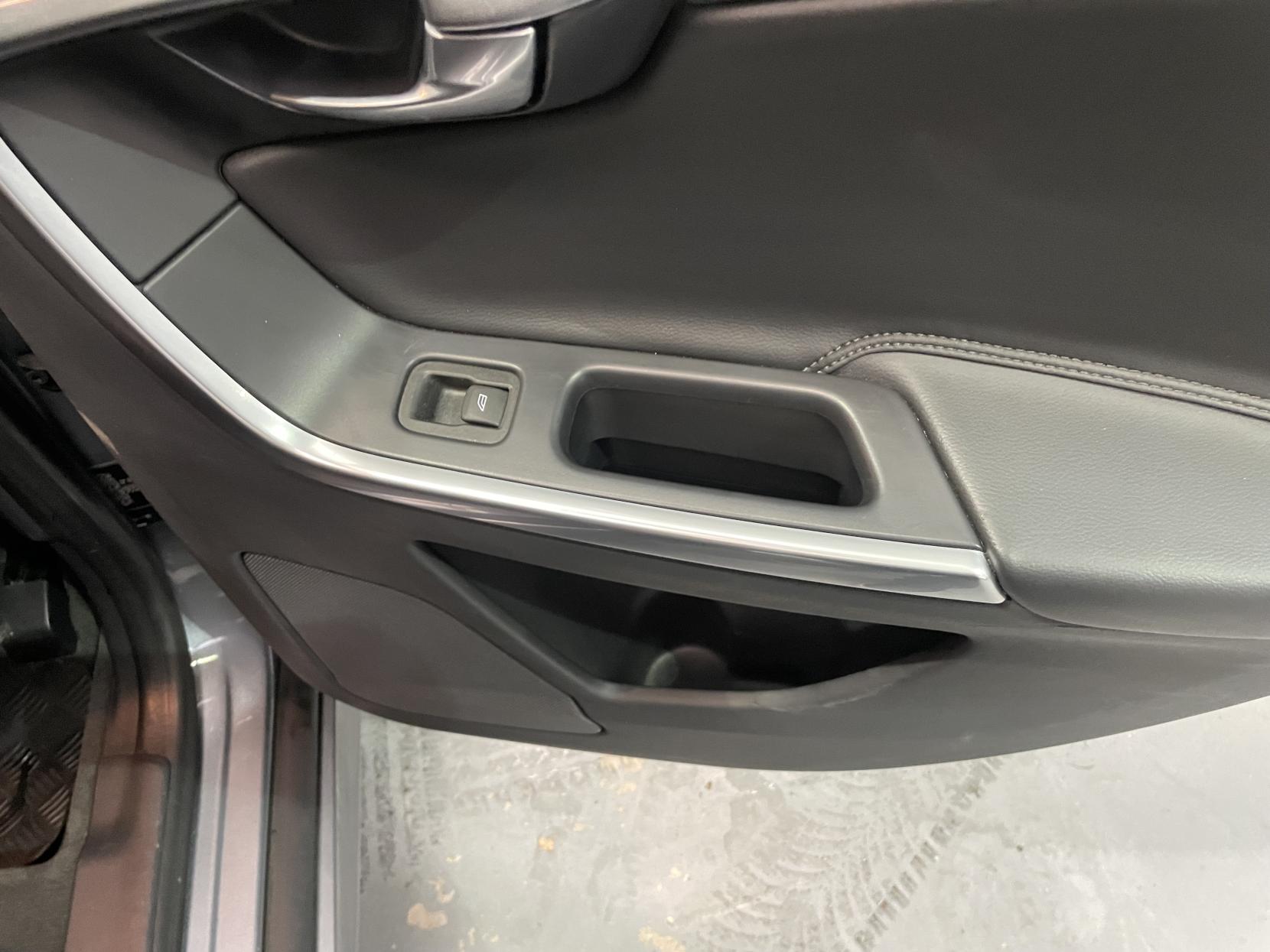 Volvo XC60 2.0 D4 SE Nav SUV 5dr Diesel Manual Euro 6 (s/s) (190 ps)